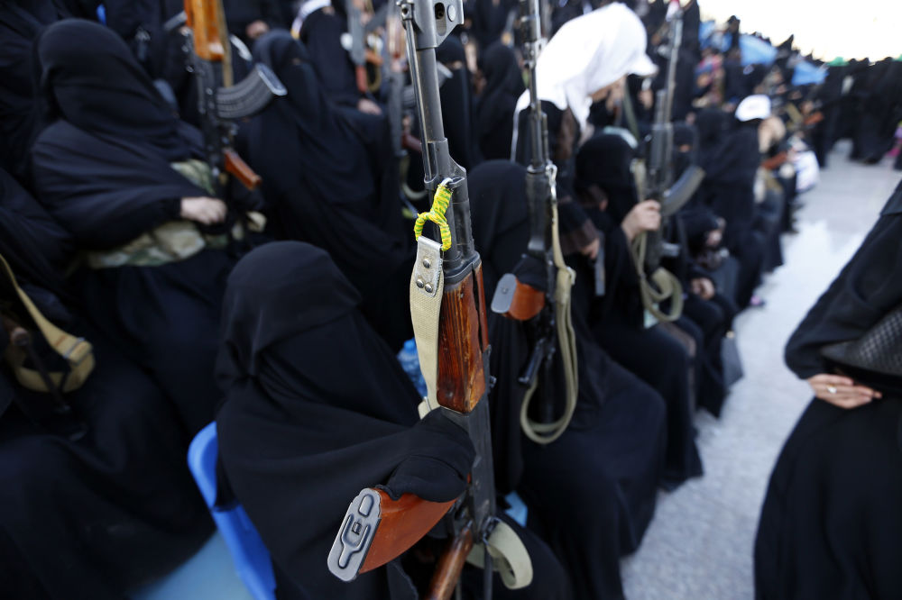 به‌ وێنه‌.. نمايشى سه‌ربازى هێزى ژنانى حوسى ببينه‌